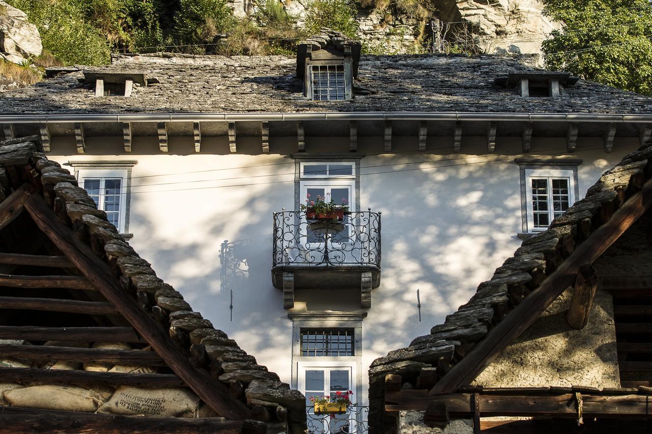 Palazzo Gamboni Swiss Historic Hotel Comologno Exterior foto